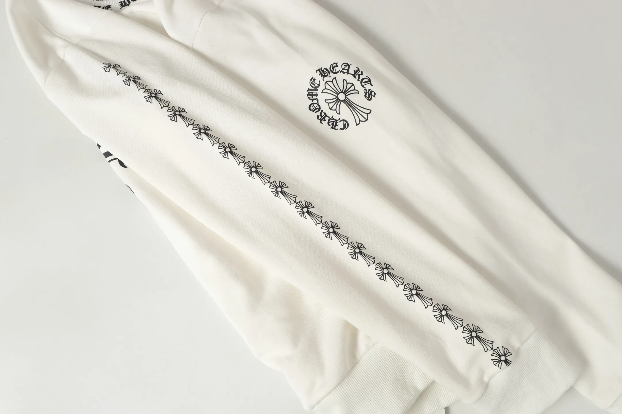 P210 Round neck sweatshirt. Remember to note sweatshirt when ordering #Y2902 Cross-border running quantity model. Please do not place an order if you pursue perfection. -Chrome Hearts/Chrome Hearts 23ss Sanskrit printed popular round neck sweatshirt -High weight, high density and high quality. The wool is soft, delicate and skin-friendly. Soft and silky to the touch. Excellent warmth and skin-friendliness. -Colour: black white -Size: S M L XL